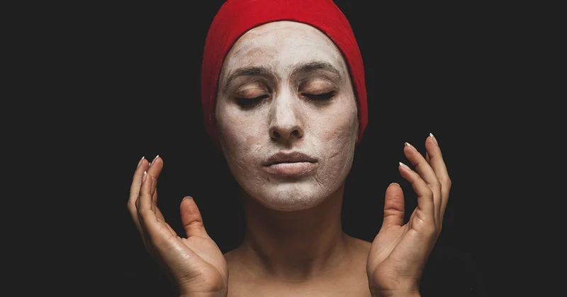 Les masques à base de plantes et d'argile : des bénéfices conditionnés par le rinçage